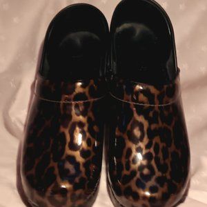 Dansko Clog Shoes sz 39 Patent leather leopard pattern